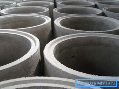Bir kuyu için beton eşya halkaları. Bir kuyu için beton eşya halkaları.