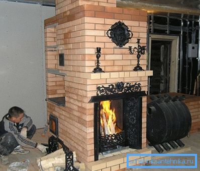 Şömine ve soba tezgahlı kombine ısıtma ocağı Şömine ve soba tezgahlı kombine ısıtma ocağı