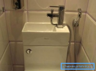 Duş bağlantısına sahip tankta kompakt lavabo. Duş bağlantısına sahip tankta kompakt lavabo.