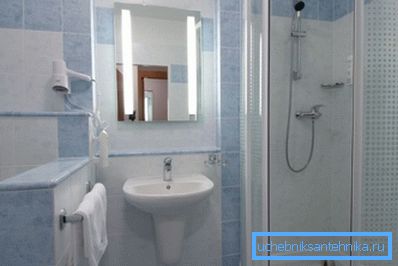 Küçük bir kombine banyo için kompakt çözüm. Küçük bir kombine banyo için kompakt çözüm.