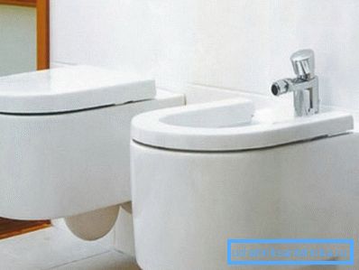 İç mekanda bide ve tuvalet takımı