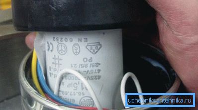 Kondenser ve teller pompanın üst kapağının altında bulunur. Kondenser ve teller pompanın üst kapağının altında bulunur.