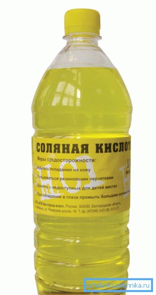 Konsantre hidroklorik asit plastik bir şişede satılır. Konsantre hidroklorik asit plastik bir şişede satılır.