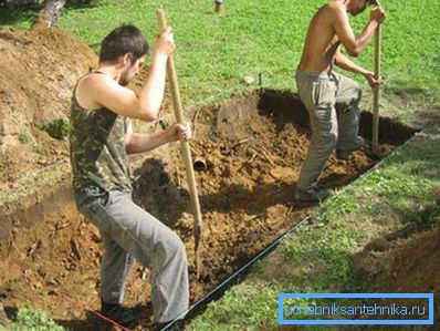 Kanalizasyonun altında bir hendeğin kazılması. Kanalizasyonun altında bir hendeğin kazılması.