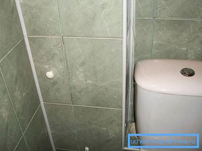 2777 Kutu, gizli kapaklı seramik karolarla dekore edilmiştir.