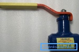 Boru hattına bağlanan bağlantı altında vinç. Boru hattına bağlanan bağlantı altında vinç.