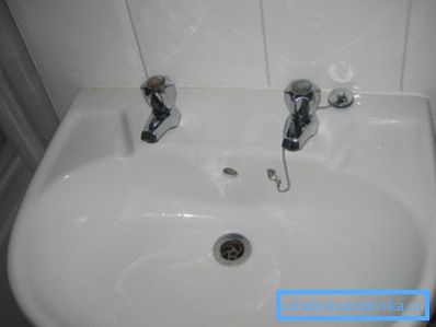 Musluklar, ellerinizi akan suyun altında yıkamanın imkansız olduğu bir yerde bulunur.