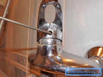 Sabitleme vidası, fişin altında gizlenir. Sabitleme vidası, fişin altında gizlenir.
