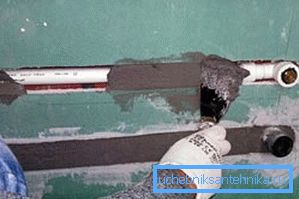 PPR'den boru hatları sabitleme PPR'den boru hatları sabitleme
