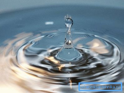Bir kuyudan kristal berraklığında su gerçek. Bir kuyudan kristal berraklığında su gerçek.