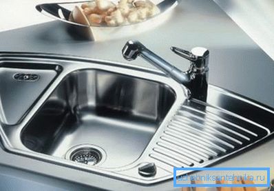 Paslanmaz çelik köşe lavabo ile bir mutfak seti, özellikle tasarımda diğer parlak unsurlar varsa, çok şık görünüyor. Paslanmaz çelik köşe lavabo ile bir mutfak seti, özellikle tasarımda diğer parlak unsurlar varsa, çok şık görünüyor.