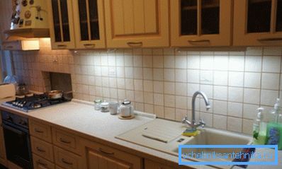 Lavabo kare, masa üstünün boyutlarına mükemmel uyum sağlar ve birlikte, mutfak iç kısmının hemen hemen bir şeridini oluşturan fırının boyutlarına karşılık gelir. Kare yıkama tezgahı boyutlarına uyan ve birlikte bir mutfak iç esas olarak düz bir şerit oluşturan bir plaka, boyutlarına tekabül