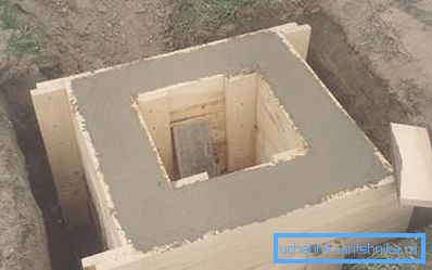 Kare beton kuyuları, katı döküm için en uygunudur. Kare beton kuyuları, katı döküm için en uygunudur.