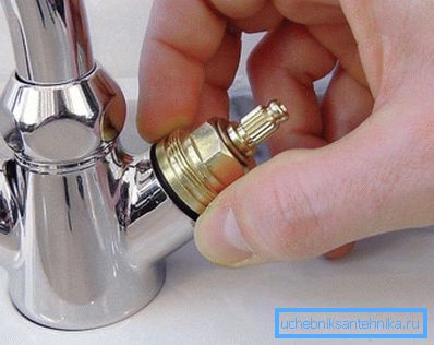 Yeni bir karıştırıcı almak için vincin bir parçasını değiştirmek daha kolaydır. Yeni bir karıştırıcı almak için vincin bir parçasını değiştirmek daha kolaydır.