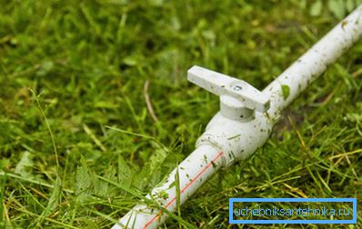 Plastik borulardan yazlık su kaynağı Plastik borulardan yazlık su kaynağı