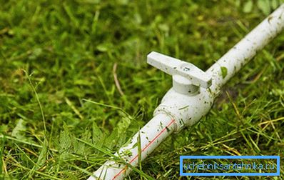 Plastik borulardan yazlık su kaynağı Plastik borulardan yazlık su kaynağı