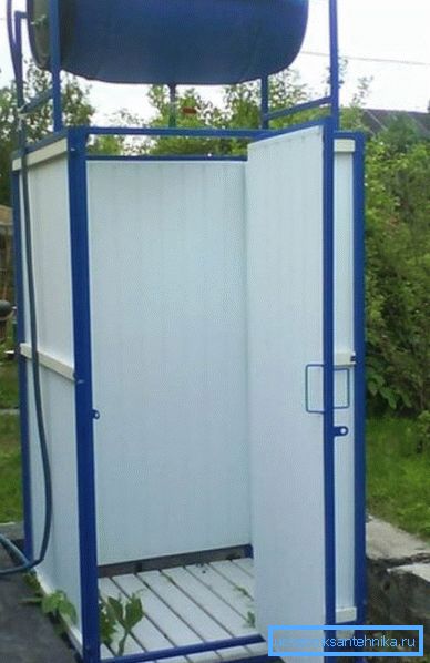 Çatıda tank ile yaz duş bir pompa ile doldurmak için en kolay Çatıda tank ile yaz duş bir pompa ile doldurmak için en kolay