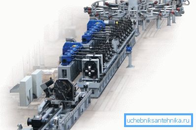 Düz dikiş yapılarının üretimi için hat. Düz dikiş yapılarının üretimi için hat.