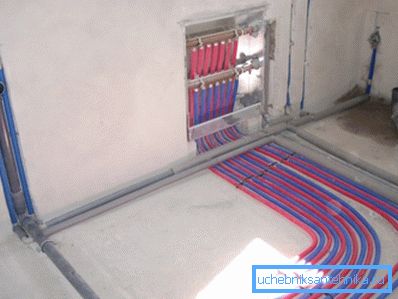 Radyasyon ısıtma sistemi çok sayıda boru ve toplayıcı kullanılmasını gerektirir. Radyasyon ısıtma sistemi çok sayıda boru ve toplayıcı kullanılmasını gerektirir.