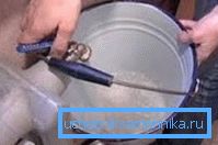 Suyu ilk önce üstten ve sonra alt eksenden boşaltmak en iyisidir. Suyu ilk önce üstten ve sonra alt eksenden boşaltmak en iyisidir.