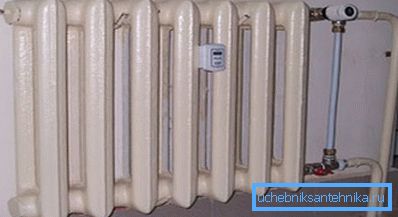 Termostatı kurmak için en iyi yer bataryanın girişidir. Termostatı kurmak için en iyi yer bataryanın girişidir.