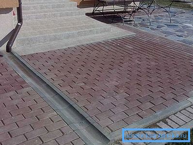 Kaldırım döşeme için beton elemanlardan oluşturulan bitmiş açık tip inşaatın amatör fotoğrafı Kaldırım döşeme için beton elemanlardan oluşturulan bitmiş açık tip inşaatın amatör fotoğrafı