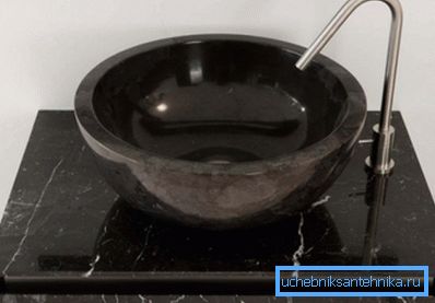 Aynı malzemenin kabinde mermerden yapılmış bitmiş inşaatın amatör fotoğrafı Aynı malzemenin kabinde mermerden yapılmış bitmiş inşaatın amatör fotoğrafı