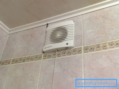 Hava kütlelerinin hareketini zorlayan yüklü cihazlarla bitmiş havalandırma sisteminin amatör fotoğrafı Hava kütlelerinin hareketini zorlayan yüklü cihazlarla bitmiş havalandırma sisteminin amatör fotoğrafı
