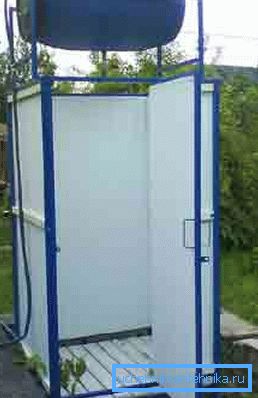 Hurda malzemeden yapılmış bir yaz duşun amatör fotoğrafı
