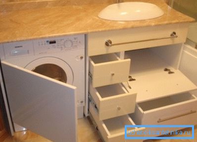 Birçok çekmecenin ve ev aletlerinin yerleştirilmesini içeren lavabo altındaki orijinal kabinin amatör fotoğrafı