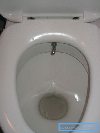 Yerleşik su kaynağı sisteminin bide işlevini gerçekleştirmek için kurulu olduğu en basit tuvaletin amatör fotoğrafı Yerleşik su kaynağı sisteminin bide işlevini gerçekleştirmek için kurulu olduğu en basit tuvaletin amatör fotoğrafı