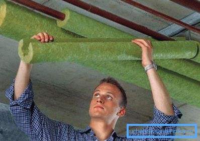 Amatör fotoğraf, bir tür kapak şeklinde yapılmış mineral malzemeler kullanılarak su temin sisteminin ısı yalıtımı süreci