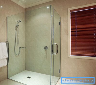 Entegre taban tepsisi ile cam duşun amatör fotoğrafı Entegre taban tepsisi ile cam duşun amatör fotoğrafı