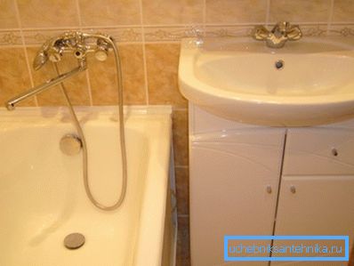Banyodan yükseklik oranını gösteren yüklü lavabonun amatör fotoğrafı Banyodan yükseklik oranını gösteren yüklü lavabonun amatör fotoğrafı