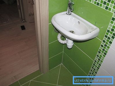 Duvardaki küçük lavabo Duvardaki küçük lavabo