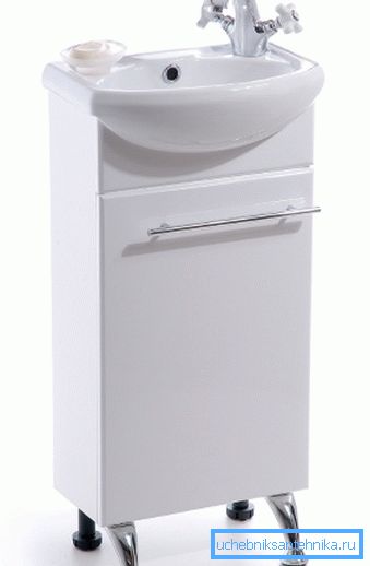 Tuvalet için küvet ile küçük lavabo. Tuvalet için küvet ile küçük lavabo.