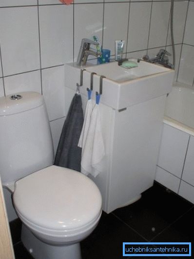 Küçük alanlı tuvalet için dolaplı küçük lavabo Küçük alanlı tuvalet için dolaplı küçük lavabo