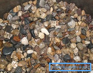Alt filtreyi değiştiriyoruz - 10 cm'lik bir çakıl çakıl tabakası 3-8 cm'lik fraksiyonlarla. Alt filtreyi değiştiriyoruz - 10 cm'lik bir çakıl çakıl tabakası 3-8 cm'lik fraksiyonlarla.