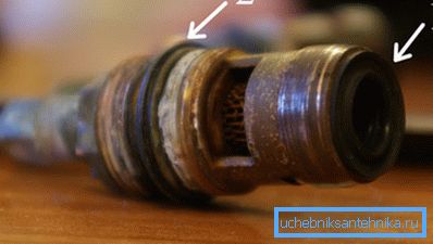 Karıştırıcının kilitleme mekanizması üzerindeki kauçuk contaların yerleri, bu tip bir kusurun neredeyse her zaman meydana geldiği hasar durumunda. Karıştırıcının kilitleme mekanizması üzerindeki kauçuk contaların yerleri, bu tip bir kusurun neredeyse her zaman meydana geldiği hasar durumunda.