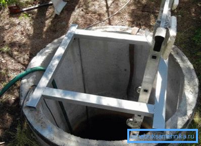 Aşağı delik pompasını tutmak için metal çerçeve. Aşağı delik pompasını tutmak için metal çerçeve.