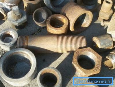 Metal ürünler farklı bir şekil ve uzunluğa sahip olabilir. Metal ürünler farklı bir şekil ve uzunluğa sahip olabilir.
