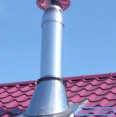 Metal borular, metal kiremitler ve zemin kaplamaları gibi çatı kaplama malzemeleriyle iyi bir şekilde bir araya getirilmiştir. Metal borular, metal kiremitler ve zemin kaplamaları gibi çatı kaplama malzemeleriyle iyi bir şekilde bir araya getirilmiştir.
