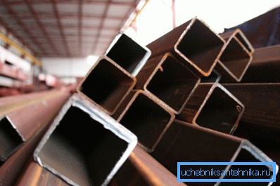 Metal konstrüksiyon, açık havada önemli bir hasar olmadan depolanabilir. Metal konstrüksiyon, açık havada önemli bir hasar olmadan depolanabilir.