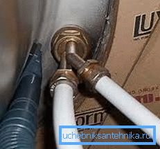 Mutfak bataryası altında metal plastik Mutfak bataryası altında metal plastik