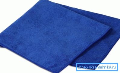 Mikrofiber, nemi mükemmel şekilde emer ve çeşitli kirletici maddeleri temizler.