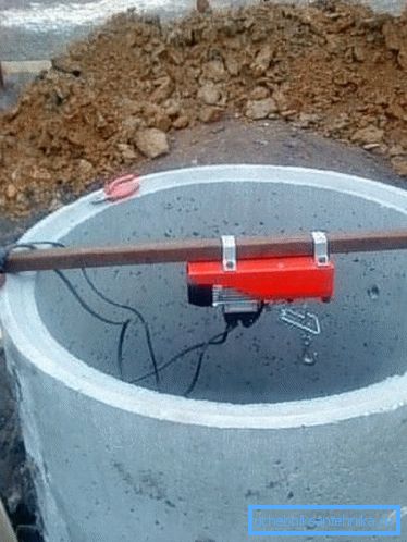 Dolu kovaları çıkarmak için mini vinç.