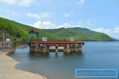 Birçok girişimin kendi suyu alımı vardır. Birçok girişimin kendi suyu alımı vardır.