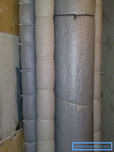 Birçok sahip, sıcaklık farklılıklarından ve sonuç olarak yoğuşmadan kaçınmak için boruları tamamen izole eder. Birçok sahip, sıcaklık farklılıklarından ve sonuç olarak yoğuşmadan kaçınmak için boruları tamamen izole eder.