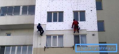 Apartman binaları giderek yalıtımlı cephelere sahiptir. Apartman binaları giderek yalıtımlı cephelere sahiptir.