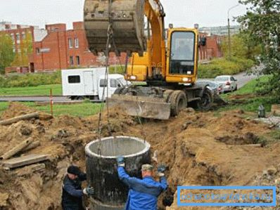 Beton kuyu gömleğinin montajı. Beton kuyu gömleğinin montajı.